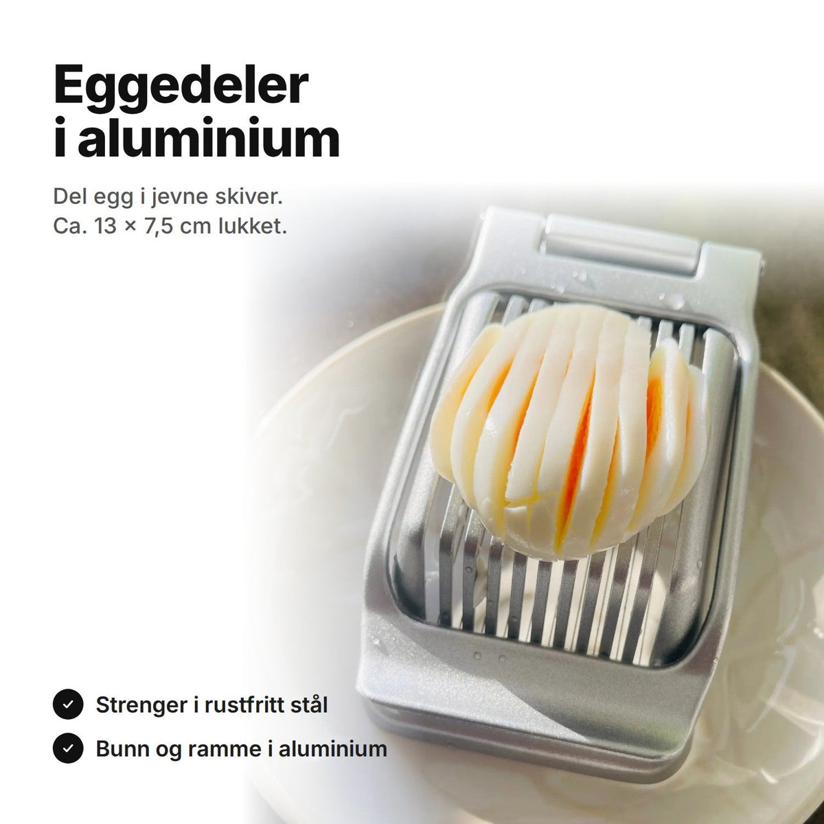 Eggedeler i aluminium med et hardkokt egg delt i skiver