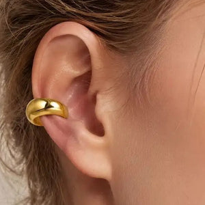 Tykk gullfarget ear cuff på kanten av øret