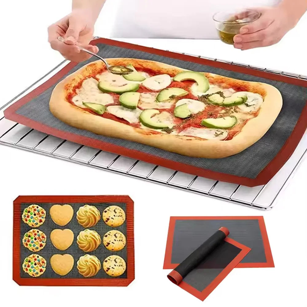 Perforert bakematte i silikon med pizza på en ovnsrist