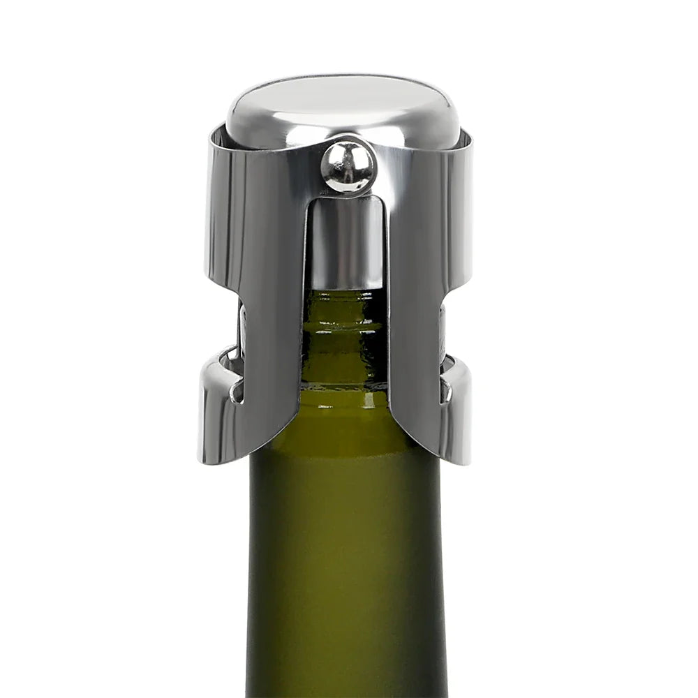 Champagnestopper i rustfritt stål satt på en flaske musserende vin