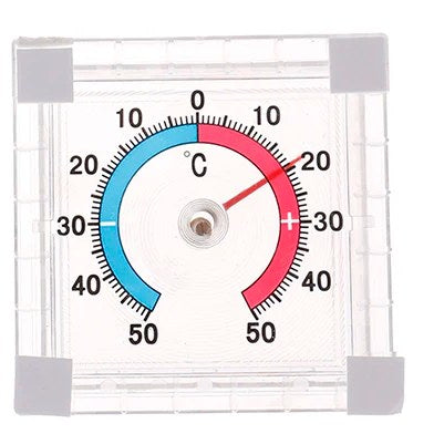 Utetermometer til vindu på hvit bakgrunn: firkantet gjennomsiktig ramme og skala fra −50 til +50 °C
