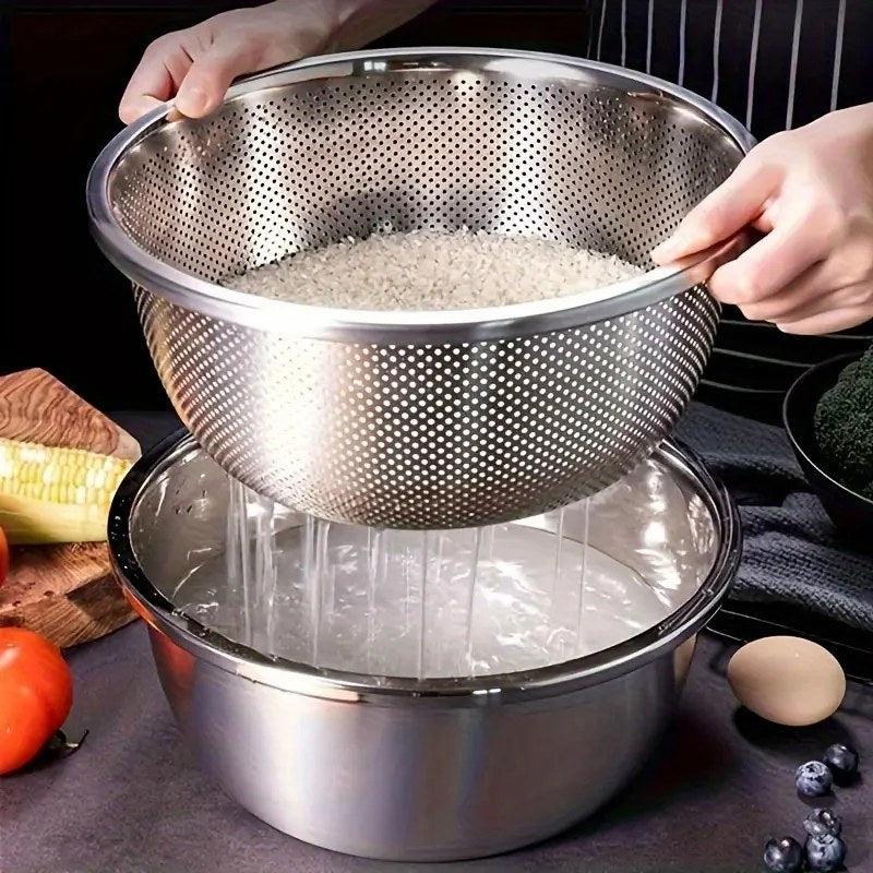 Ris skylles i dørslaget, mens vannet renner ned i bollen