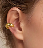 Tykk gullfarget ear cuff på kanten av øret