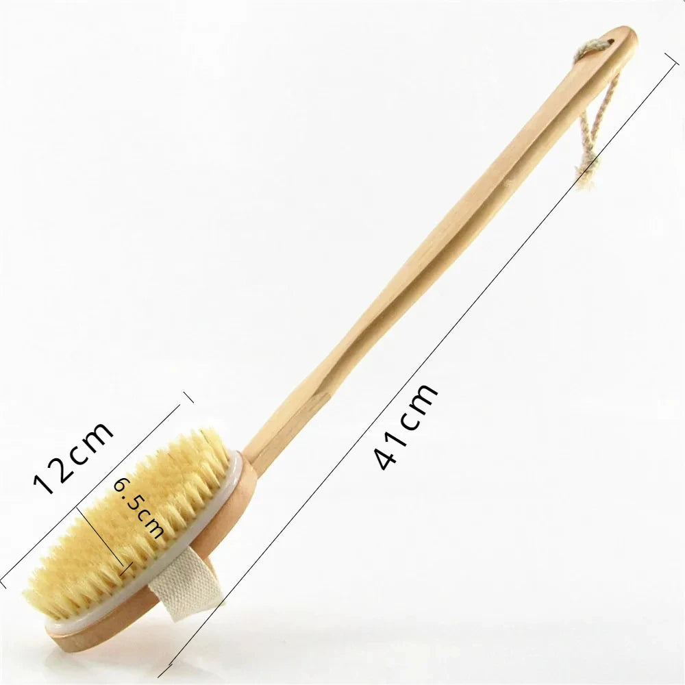 Ryggbørste med langt skaft i tre og mål: 41 cm lang, børstehode 12 × 6,5 cm
