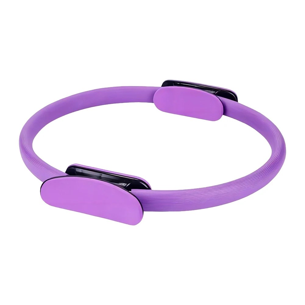 Lilla pilates ring med to svarte håndtak og lilla puter på hvit bakgrunn