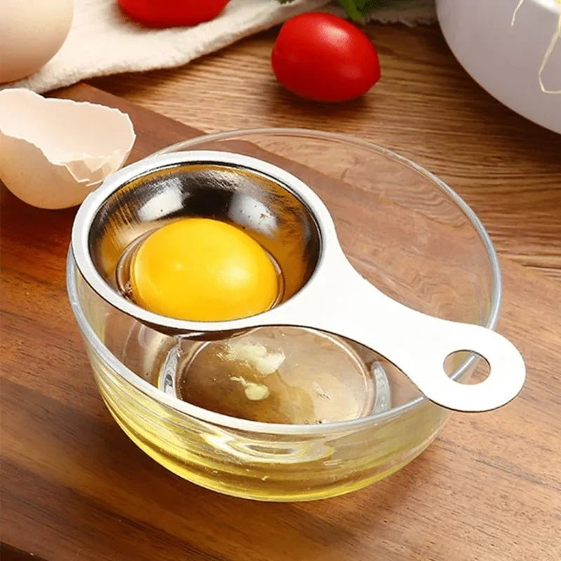 Eggeskiller i rustfritt stål over en glassbolle – plommen blir liggende, hviten renner gjennom