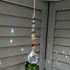 Suncatcher foran skodder – fargede perler og klar krystallkule