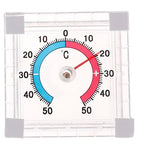 Utetermometer til vindu på hvit bakgrunn: firkantet gjennomsiktig ramme og skala fra −50 til +50 °C
