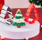 Pepperkakeform formet som juletre med stålringen og det avtakbare grepet hver for seg, ved siden av en pyntet pepperkake