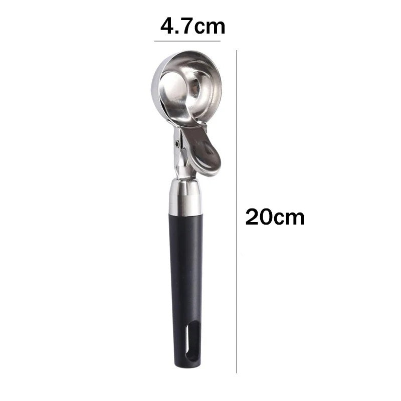 Mål på isskjeen ifølge leverandøren: ca. 20 cm lang og skål Ø 4,7 cm