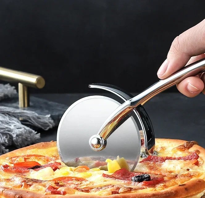 Pizzahjulet ruller gjennom en hjemmelaget pizza
