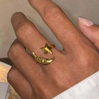 Justerbar ring med stjerne og måne på en finger