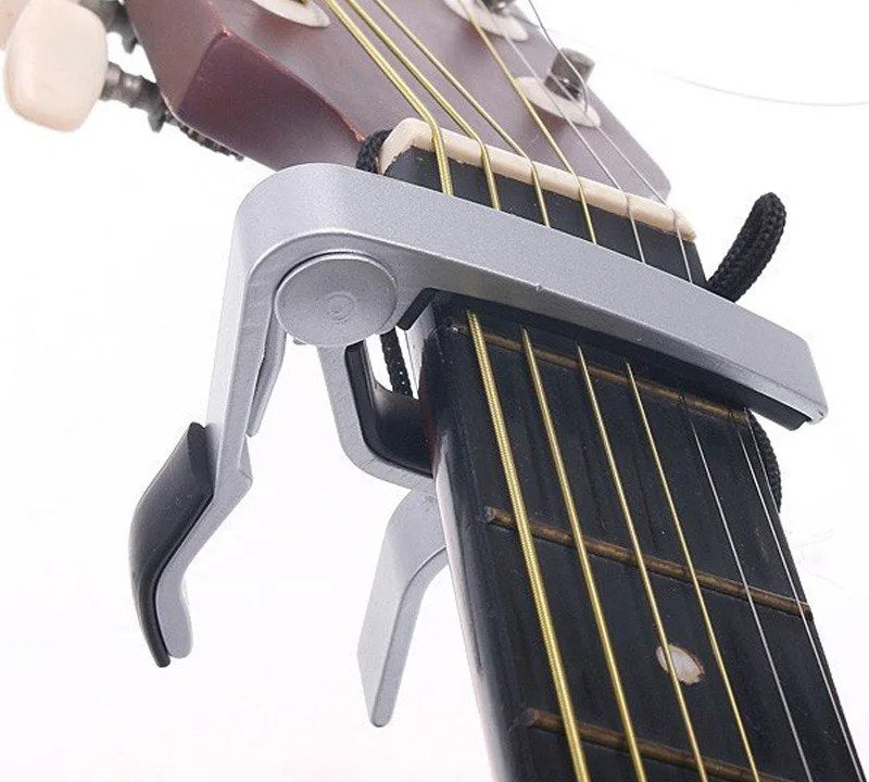 Capoen satt på halsen på en akustisk gitar ved første bånd