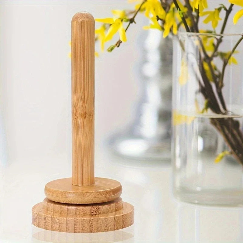 Garnholderen satt sammen på et bord ved siden av en vase med blomster