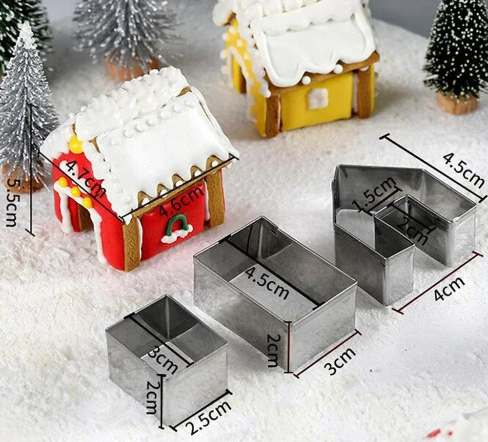 Mål på utstikkerne: gavl 4,5 × 4 cm, takplate 4,5 × 3 cm, sidevegg 3 × 2,5 cm, høyde 2 cm, ferdig hus ca. 5,5 cm