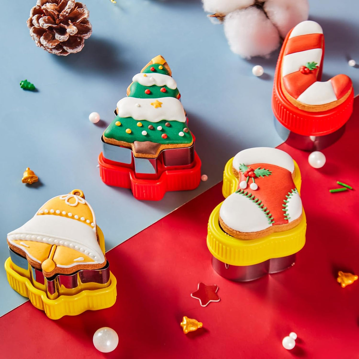 Pepperkakeformer formet som juletre, bjelle, julesokk og sukkerstokk med pyntede pepperkaker på toppen