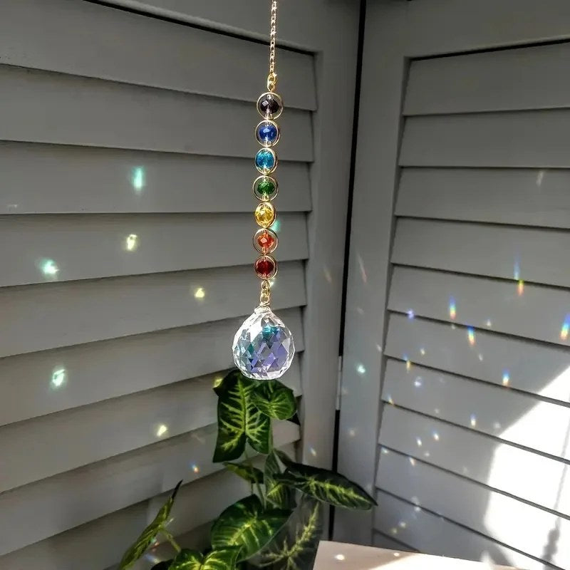 Suncatcher i vinduet med lysprikker på skoddene