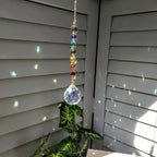 Suncatcher i vinduet med lysprikker på skoddene