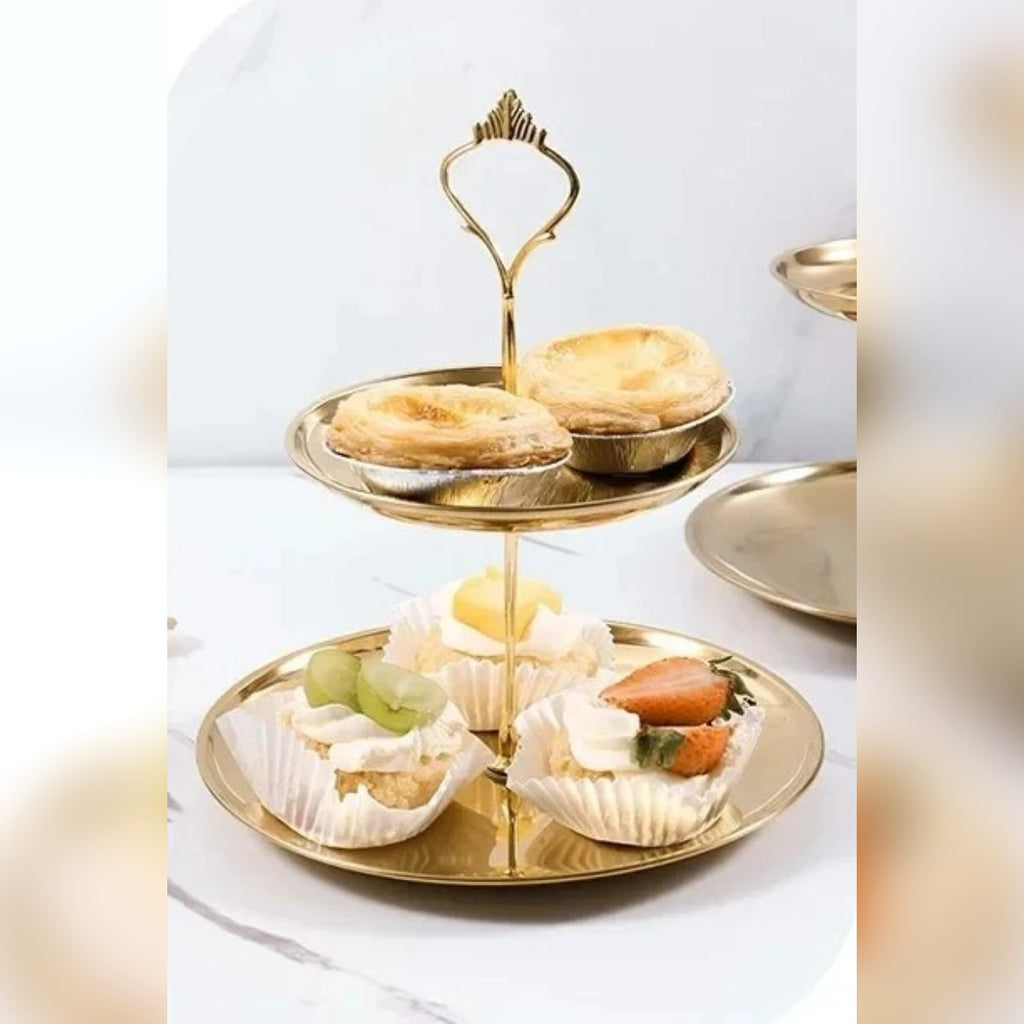 Etasjefatet i 2 etasjer med små terter og kremkaker på et lyst bord