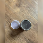 Kjøperbilde: sukkerstrøeren med nettet opp og plastlokket ved siden av