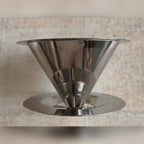 Kjøpers bilde: pour over-dripper i rustfritt stål med dobbelt nett og fot