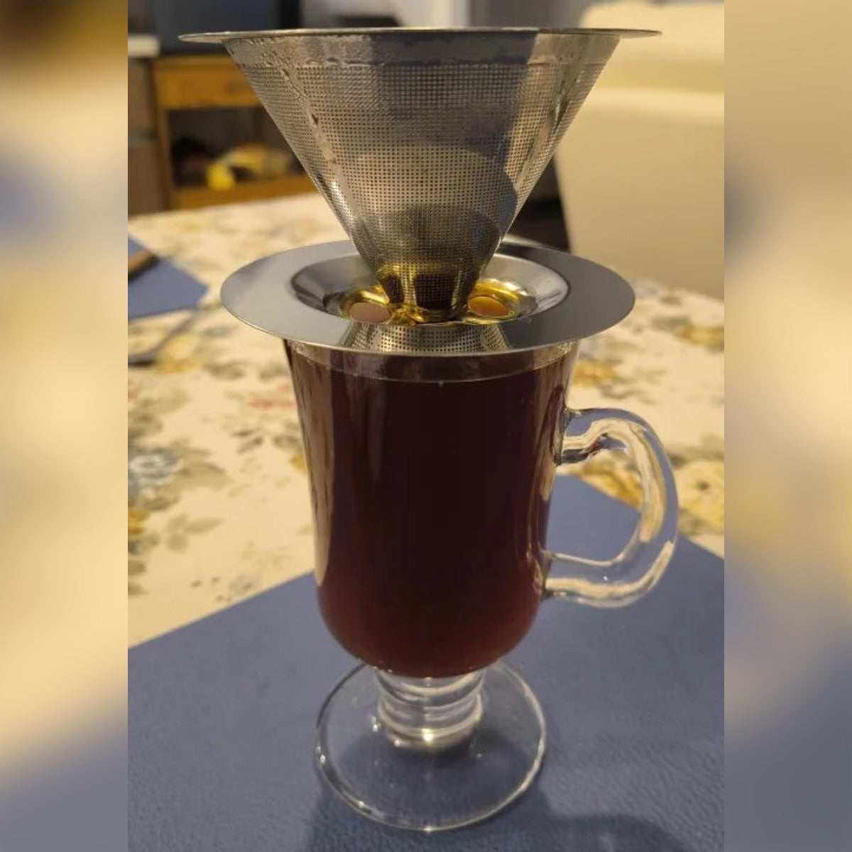 Kjøpers bilde: dripperen på et glasskrus med kaffe