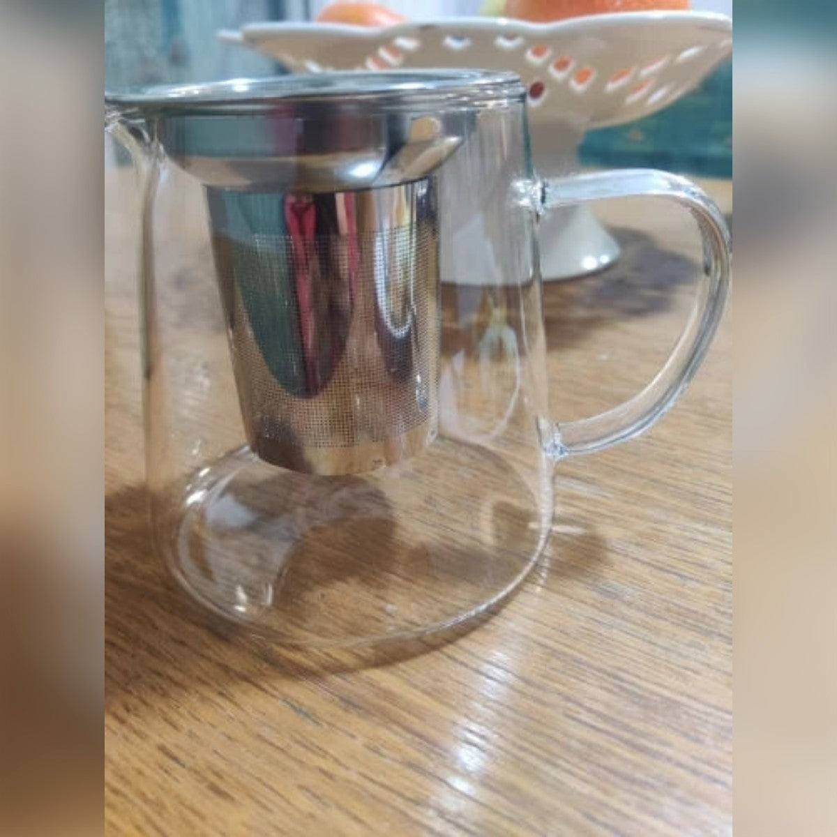 Kjøpers bilde: tekannen i glass på 400 ml med sil i rustfritt stål på et trebord