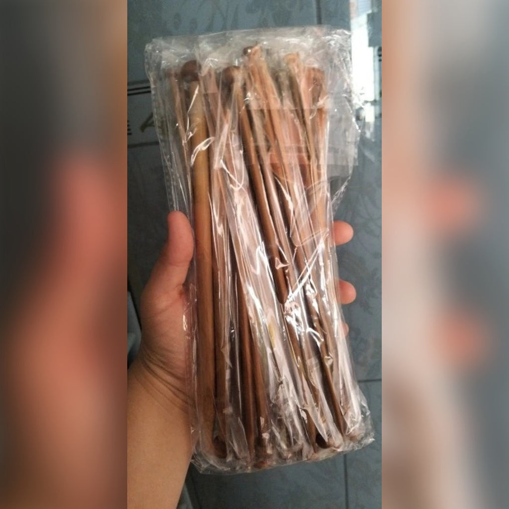 Kjøpers bilde: settet med strikkepinner i posen holdt i hånden, pinnene er ca. 24 cm lange