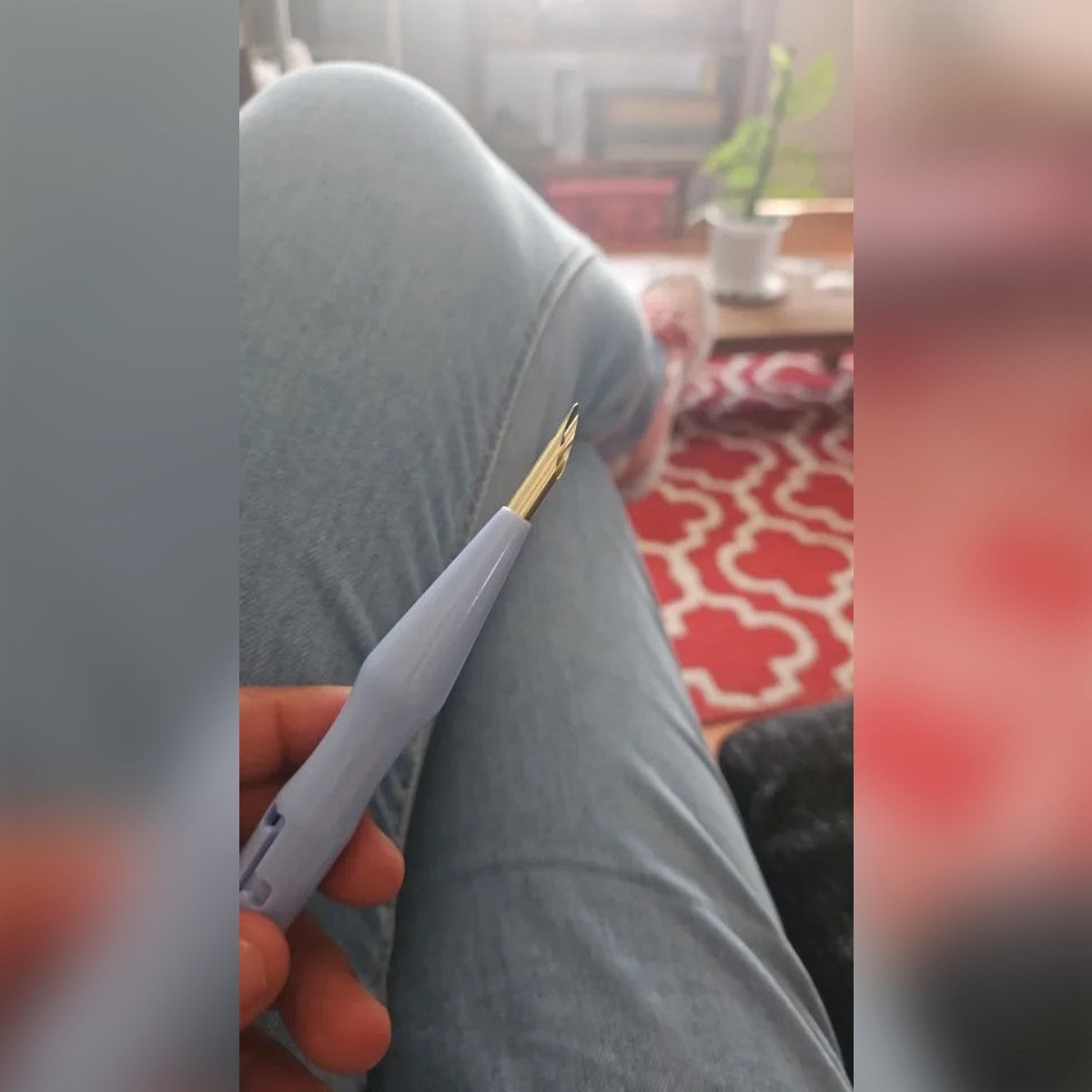 Kjøpers bilde: den lyseblå punch needle-pennen med nålen i spissen