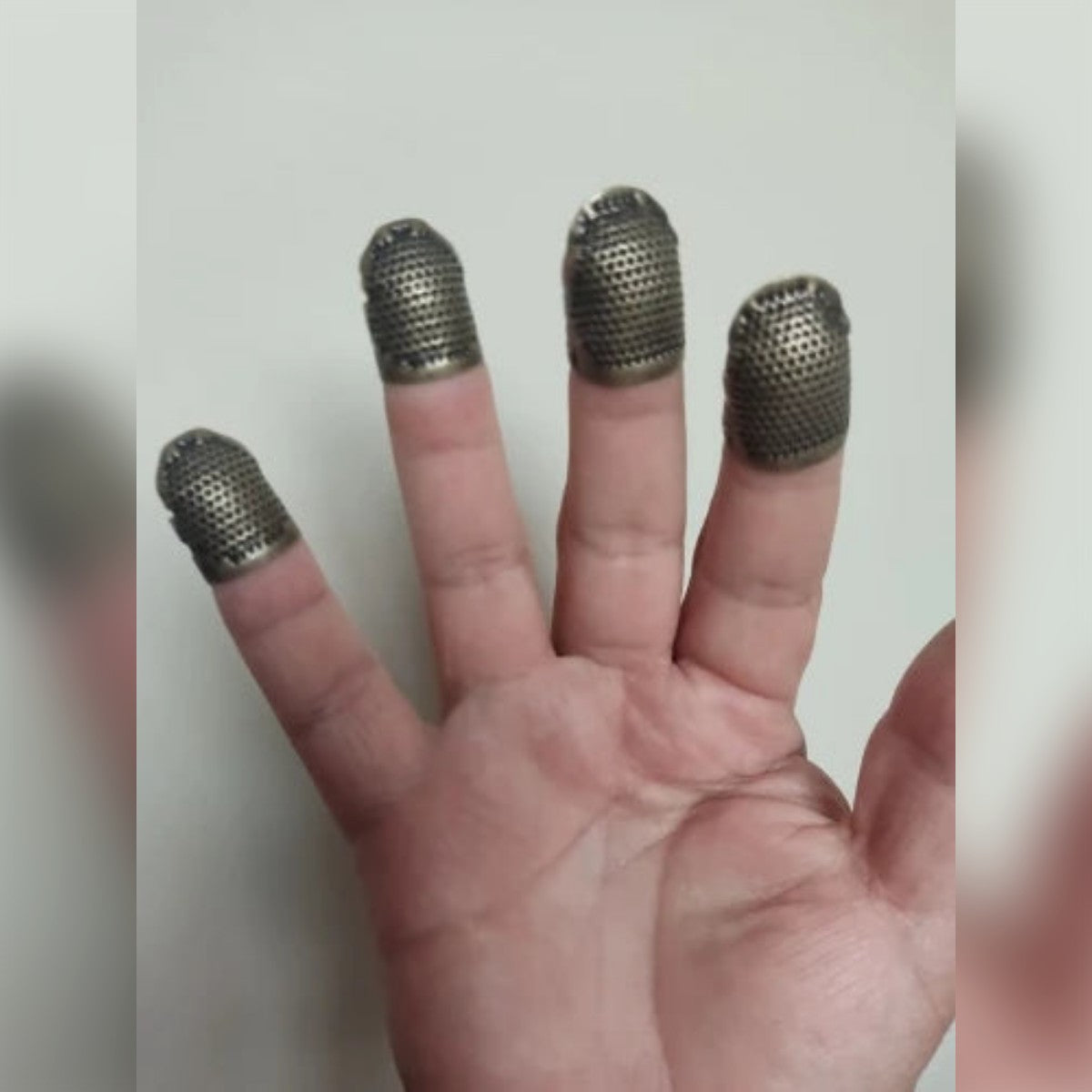 Kjøpers bilde: fire fingerbøl på fire fingre