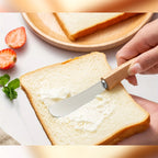 Smørkniven smører smør på en skive loff