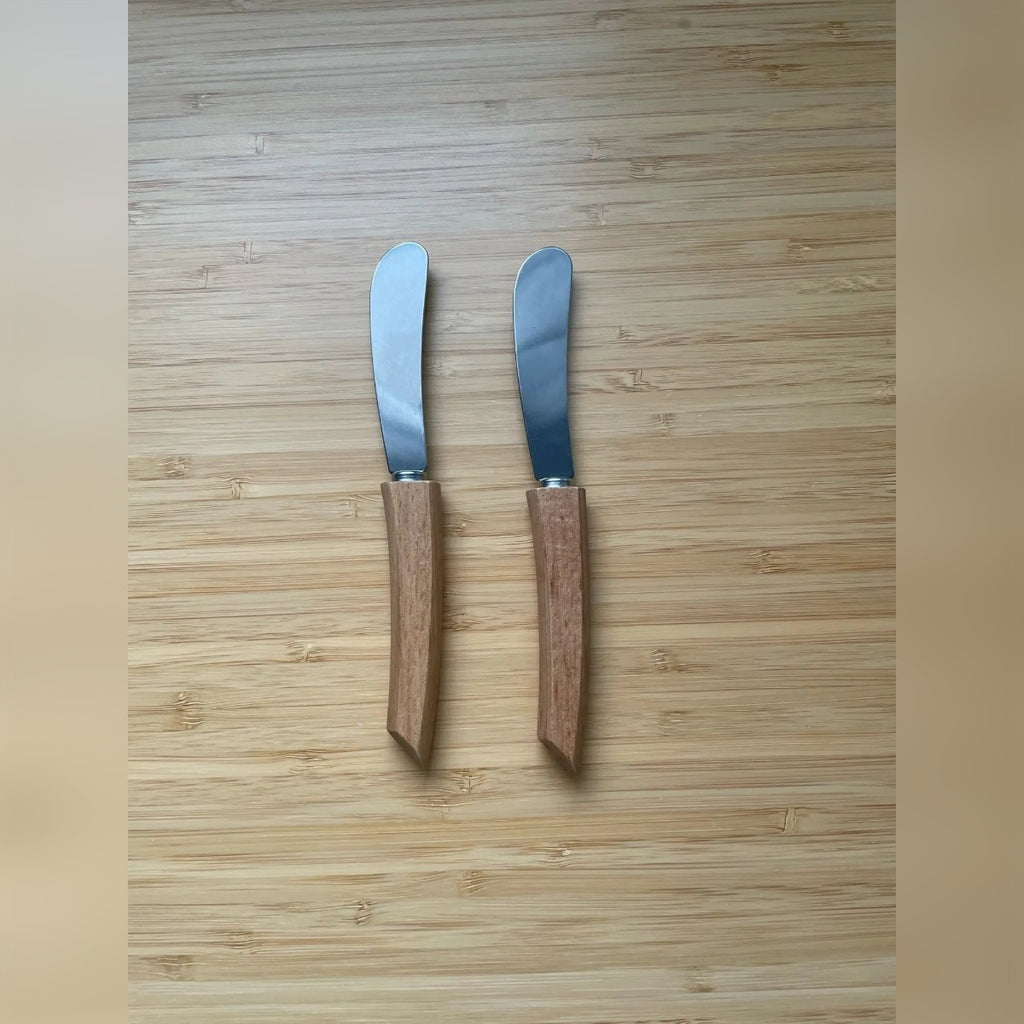 Kjøpers bilde: to av smørknivene på et bambusbrett – kjøperen bestilte to