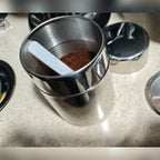 Kundebilde: teboksen med malt kaffe og de to lokkene ved siden av