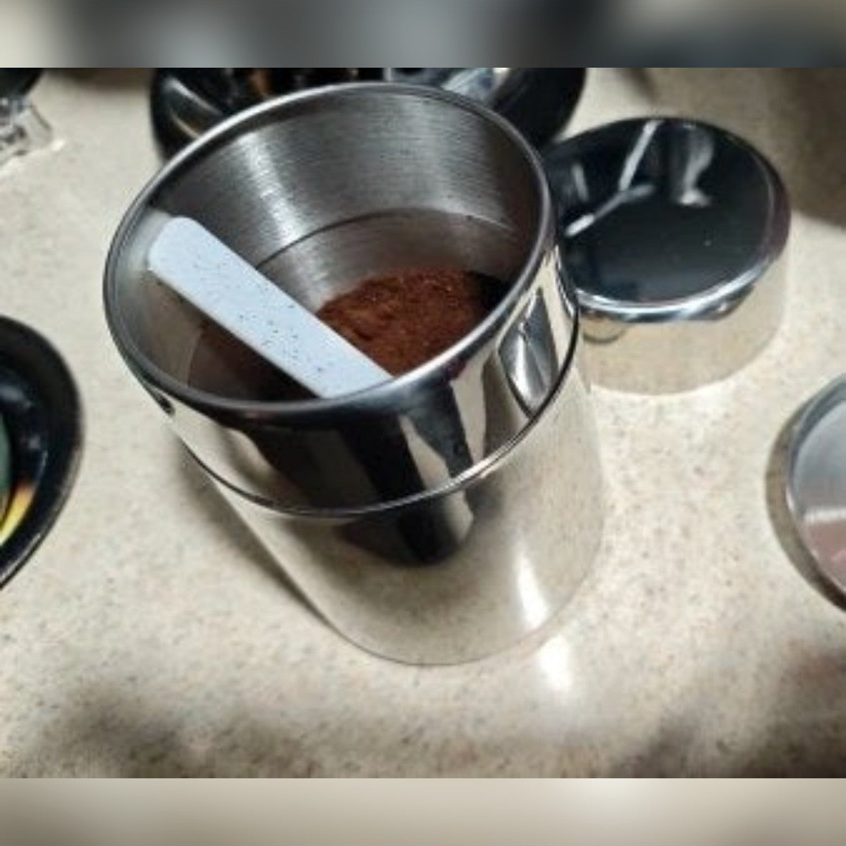 Kundebilde: teboksen med malt kaffe og de to lokkene ved siden av