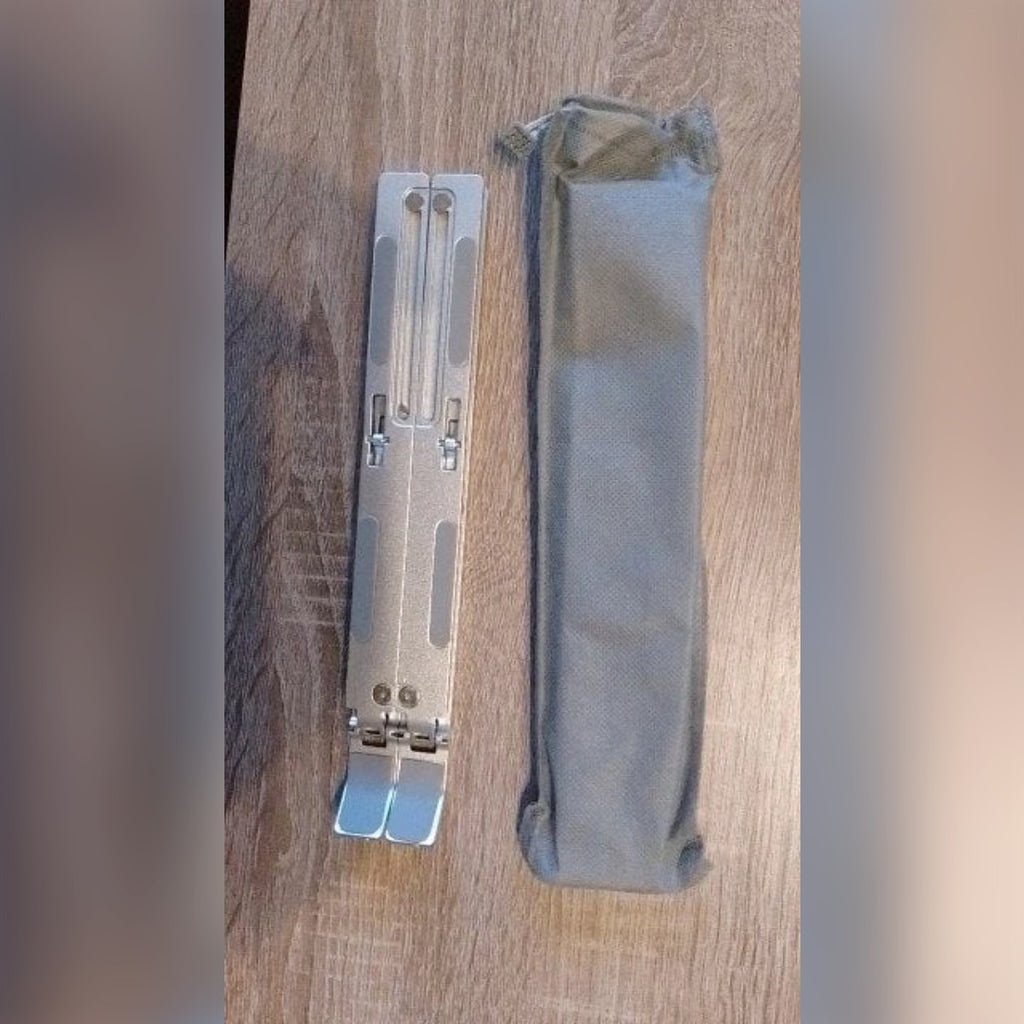 Kundebilde: det sammenlagte stativet ved siden av stoffposen