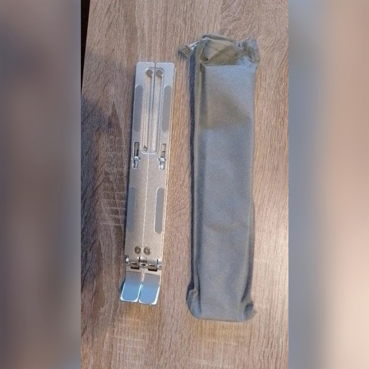 Kundebilde: det sammenlagte stativet ved siden av stoffposen