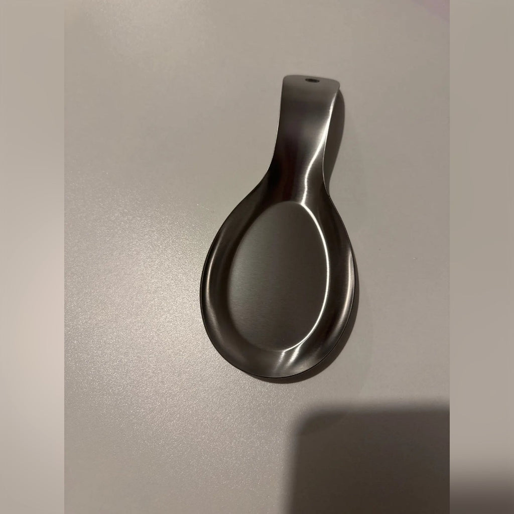 Kundebilde: skjeholderen på et grått bord, med hullet synlig
