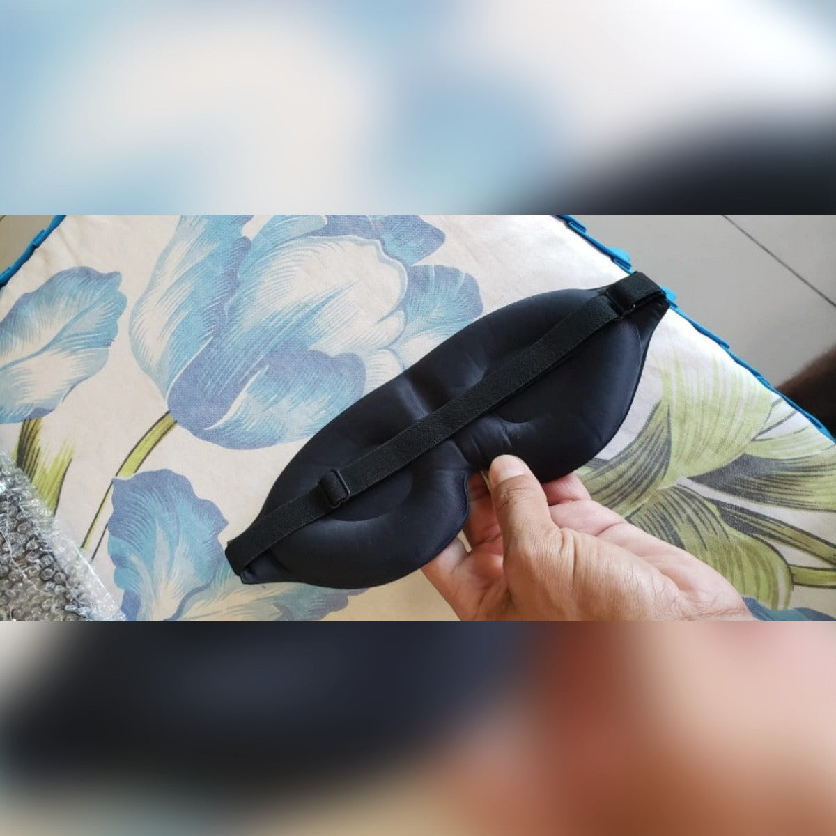 Kundens bilde: sovemasken i hånden med stroppen