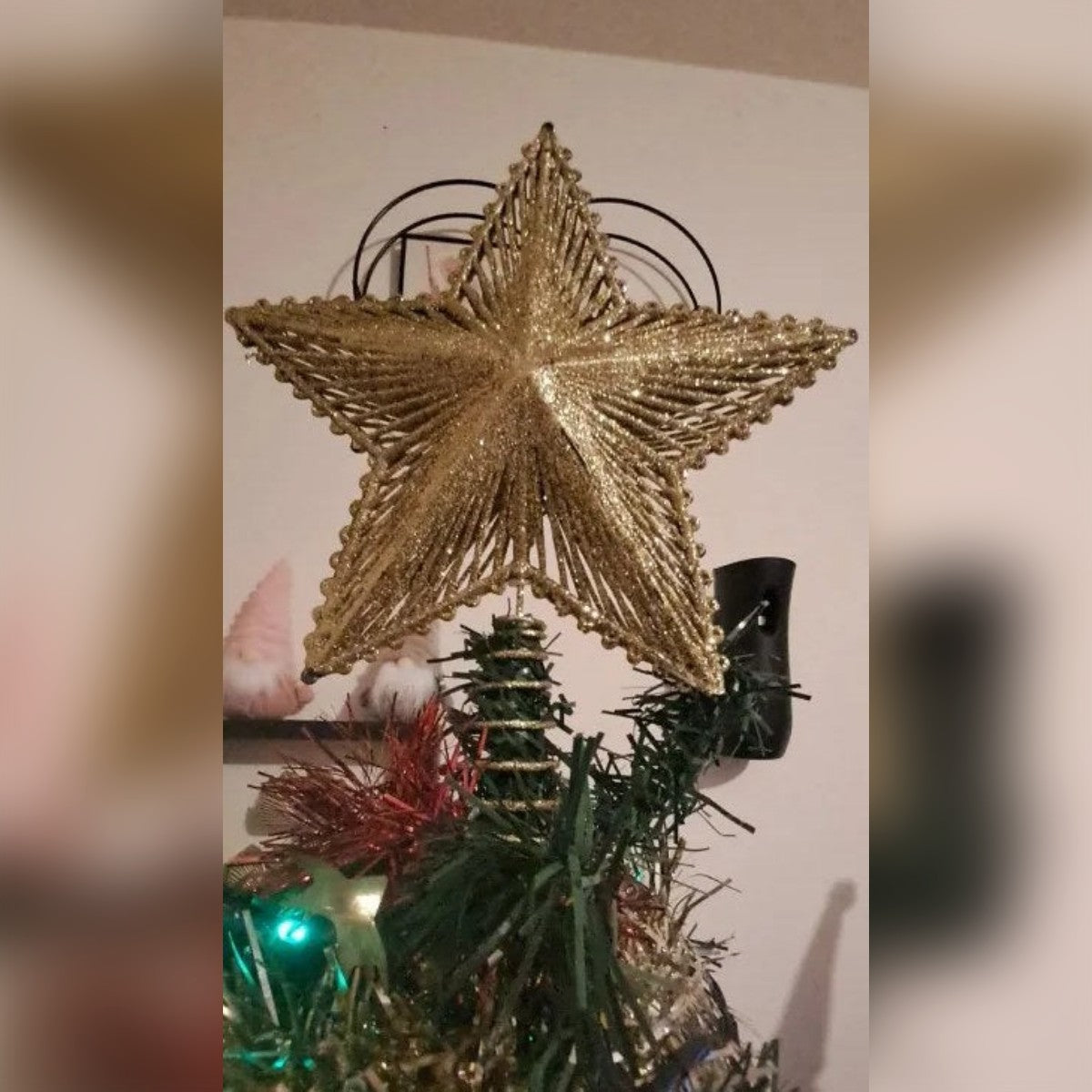 Kundens bilde: juletrestjernen i gull på toppen av et juletre