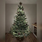 Kundens bilde: pyntet juletre med gullstjernen på toppen