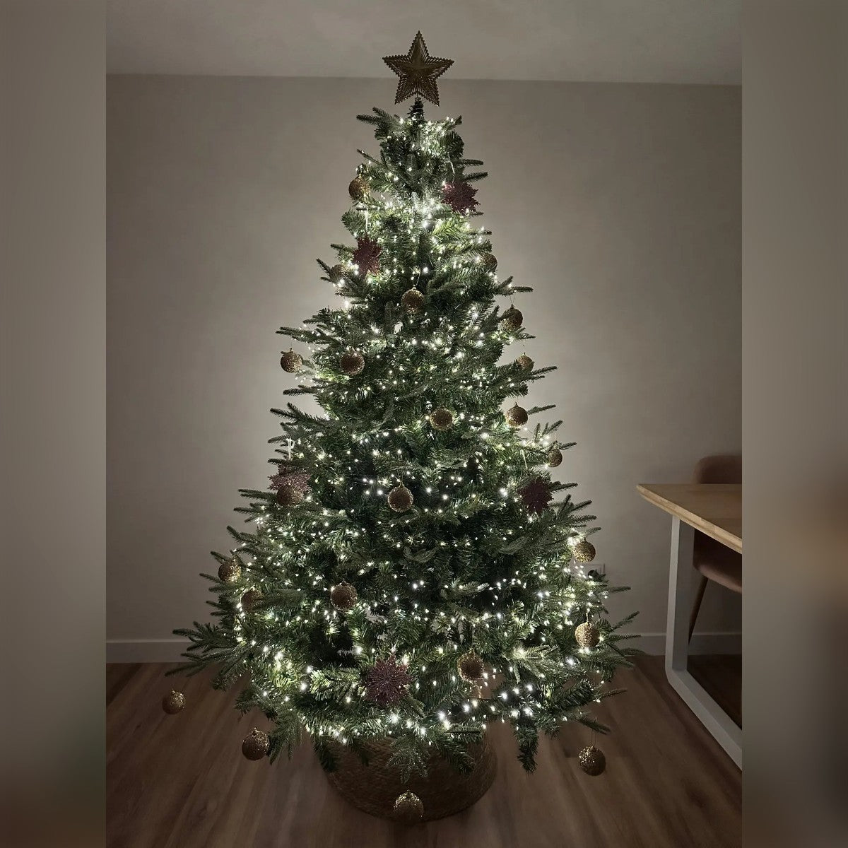 Kundens bilde: pyntet juletre med gullstjernen på toppen