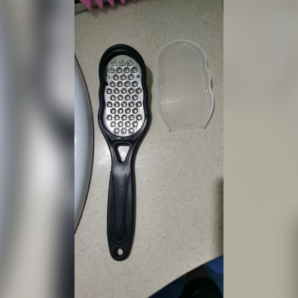 Kundens bilde: fotfilen og det gjennomsiktige lokket ved siden av hverandre på et bord