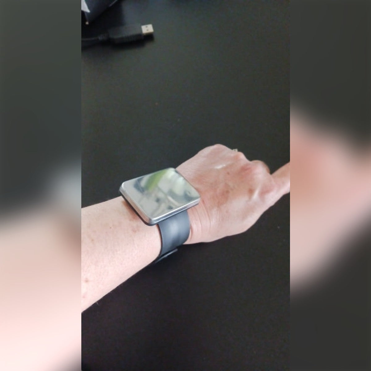 Kundens bilde: svart magnetisk nålepute rundt håndleddet