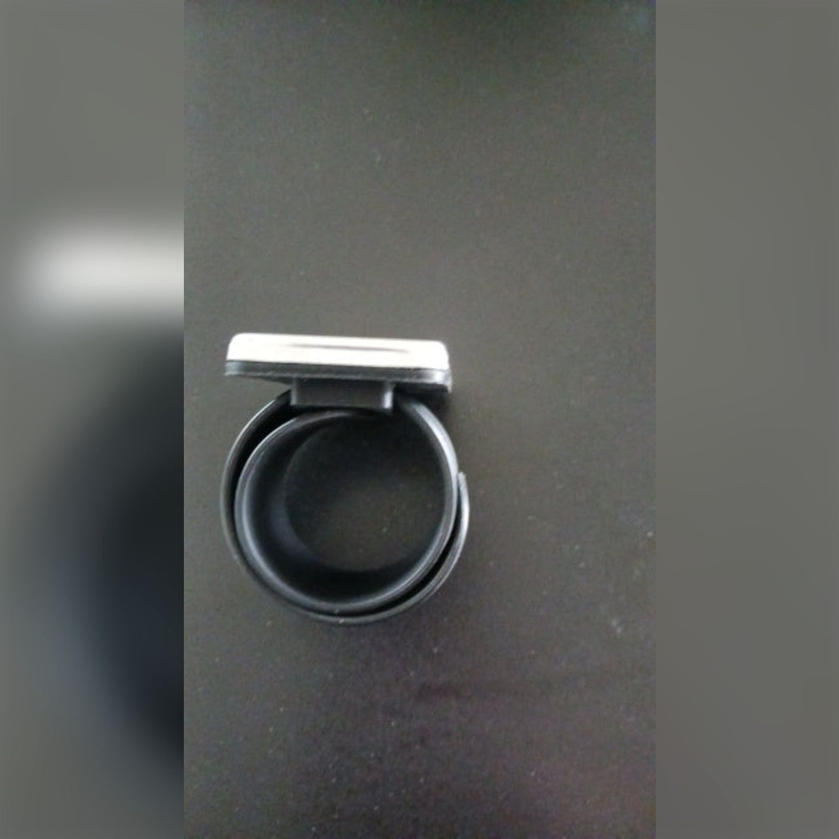 Kundens bilde: armbåndet rullet sammen med magnetplaten