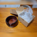 Kundens bilde: den mørke garnskålen ved siden av pappesken