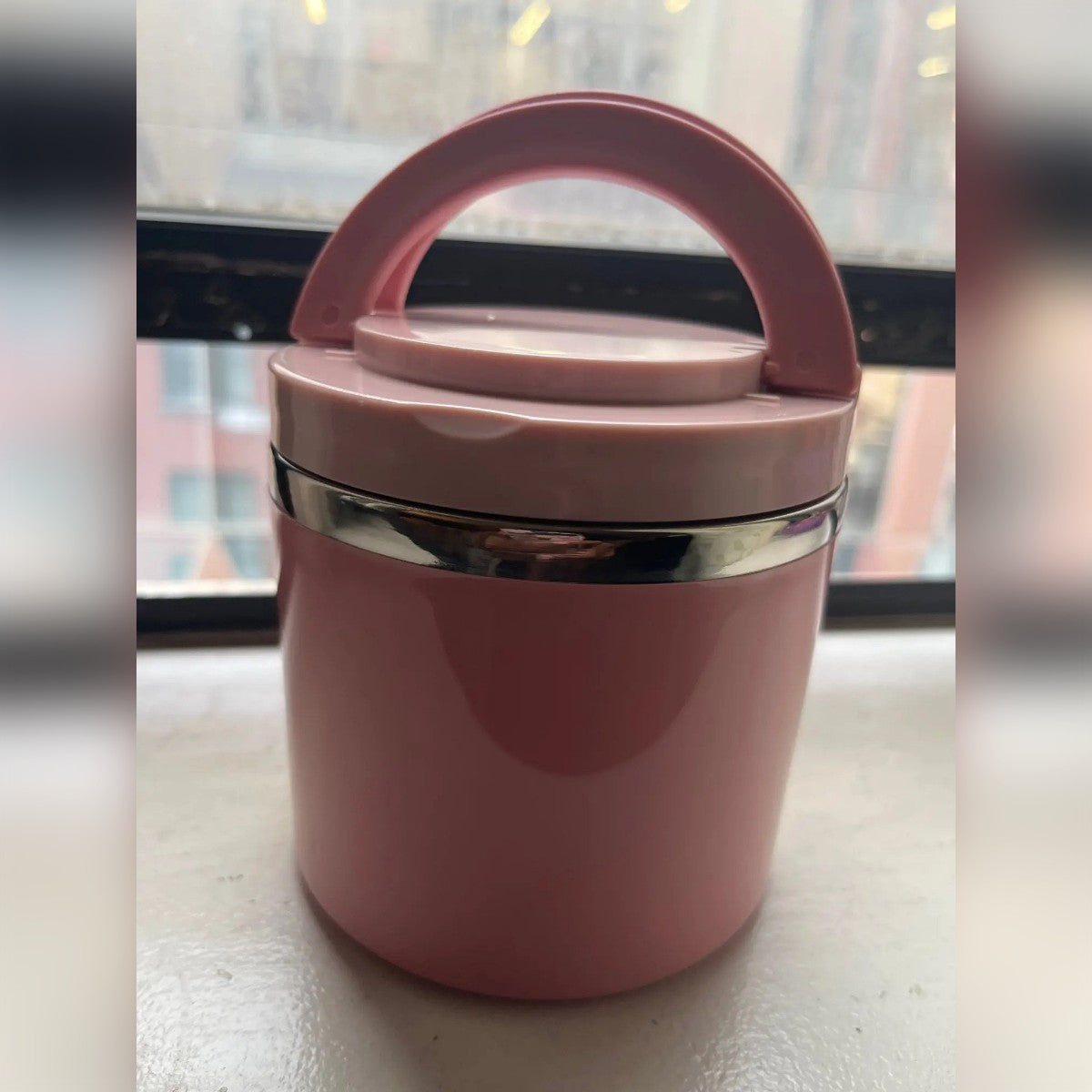 Kundens bilde: rosa mattermos i en vinduskarm med hanken oppe