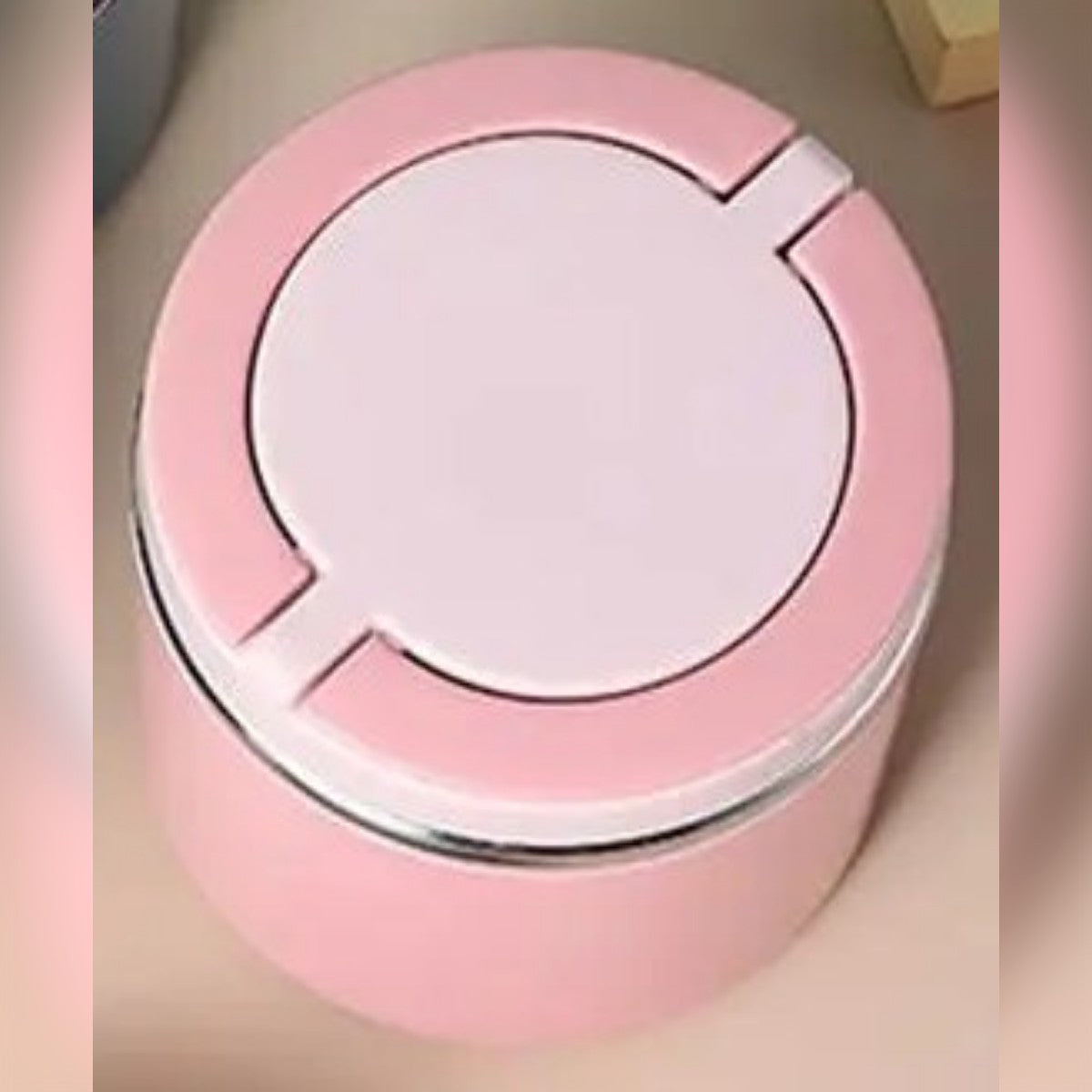 Lokket på den rosa mattermosen sett ovenfra med hanken lagt ned