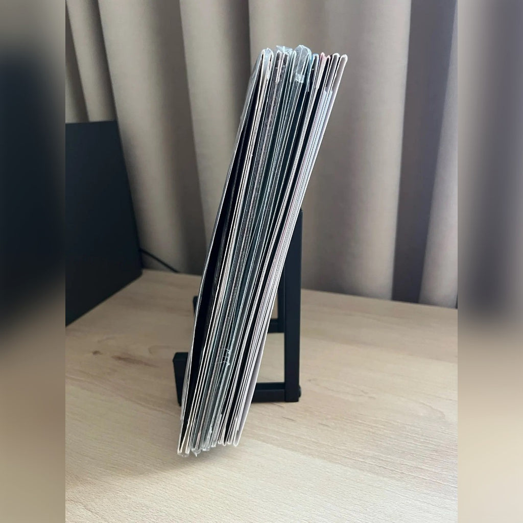 Kundens bilde: svart platestativ fullt av vinylplater, sett fra siden