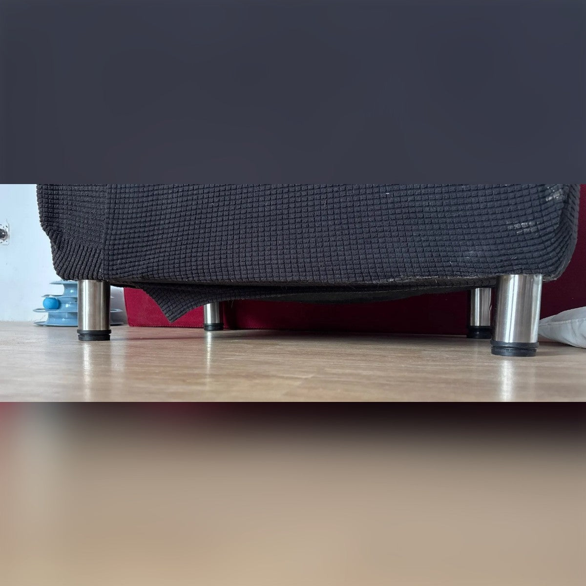 Kundens bilde: bena under en sofa på et laminatgulv – bildet viser 10 cm-utgaven