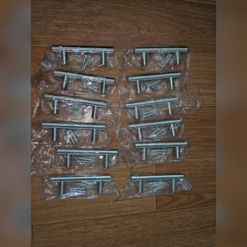Kundens bilde: 12 håndtak med hullavstand 64 mm, hvert i sin pose med to skruer